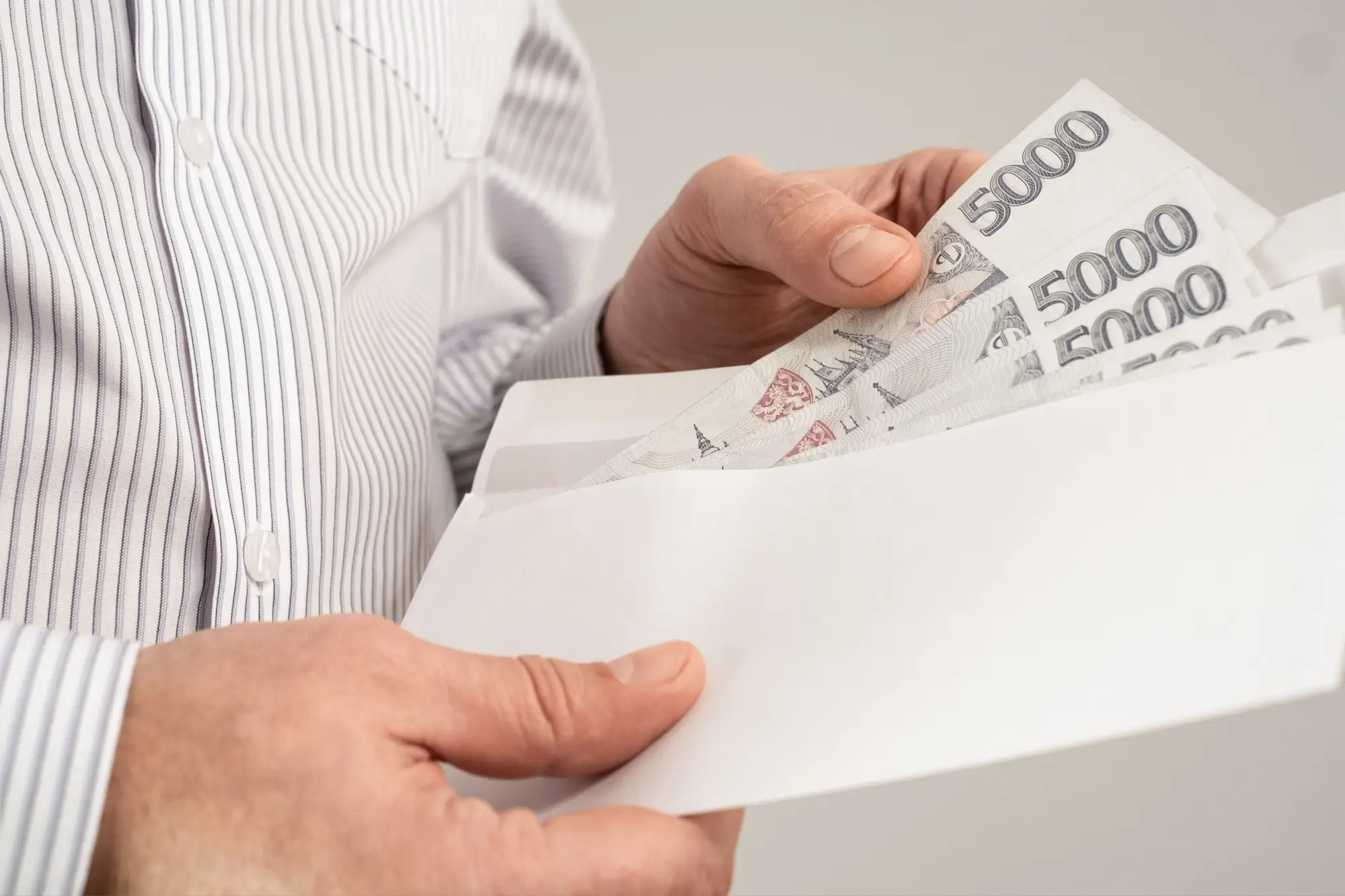 Shutterstock_2247360259 - ByznysDeník České bankovky v obálce