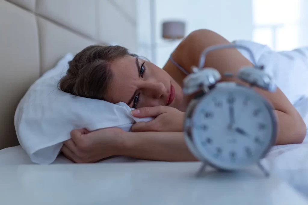 Je prokázané, že riziko výskytu infarktu je nejvyšší v prvních hodinách po probuzení, zdroj: Shutterstock - ByznysDeník žena ráno vstává na budík