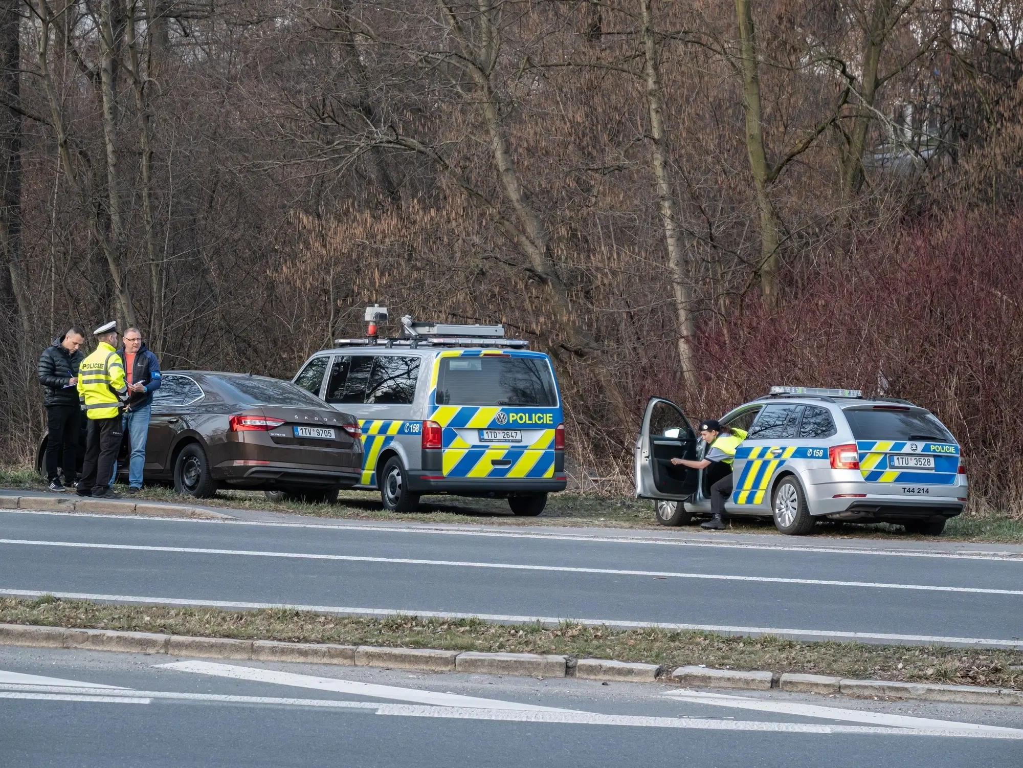 Shutterstock_2475966763 - ByznysDeník Policie ČR při práci na dálnici
