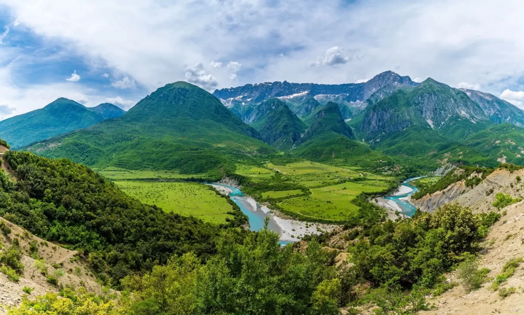 Pohled na údolí řeky Vjosa a pohoří v Albánii, zdroj: Shutterstock - ByznysDeník Albánie