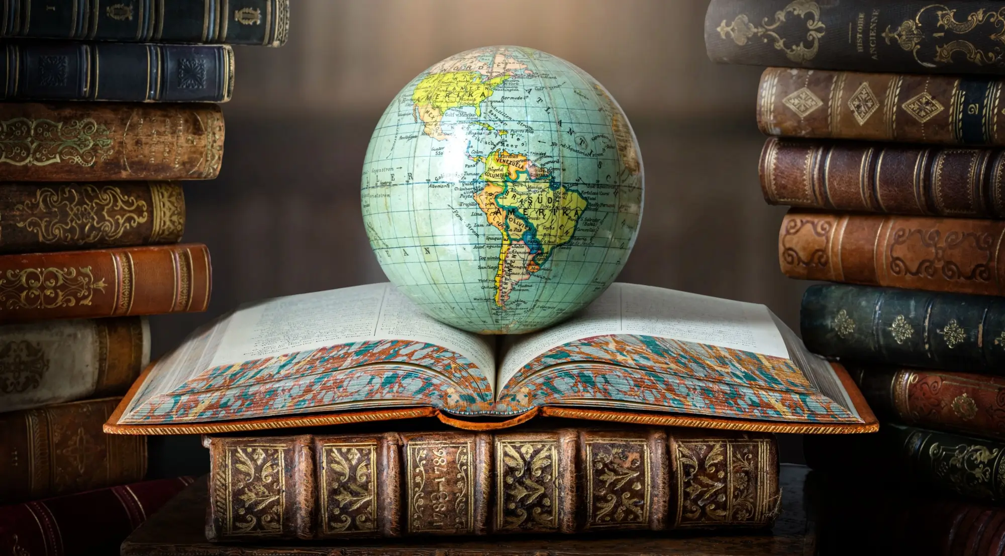 Shutterstock_2502428663 - ByznysDeník Historická kniha a glóbus