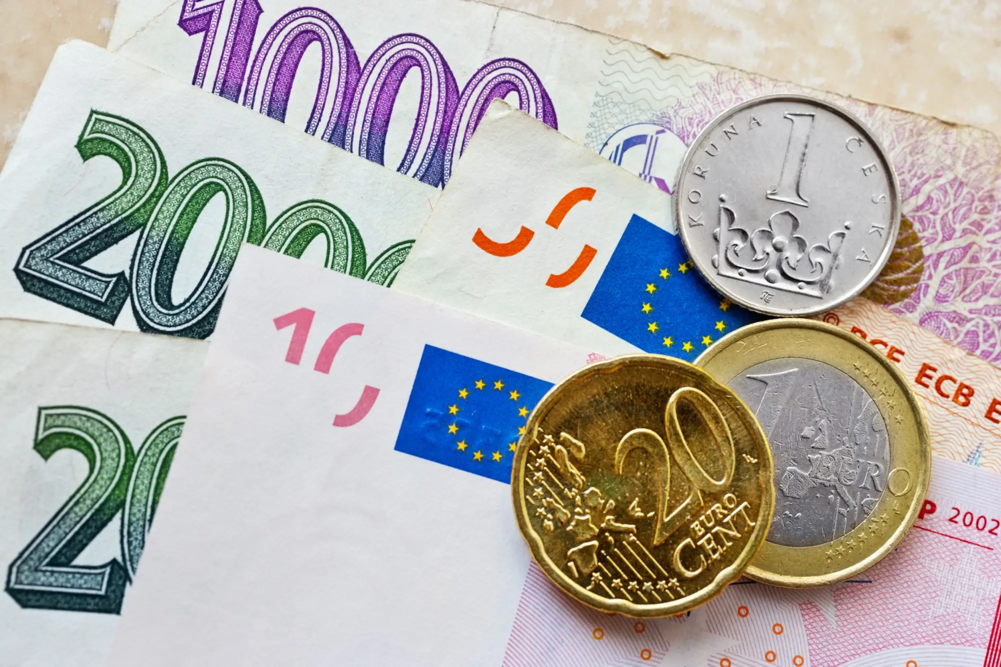Shutterstock_250297687 - ByznysDeník České peníze a eura
