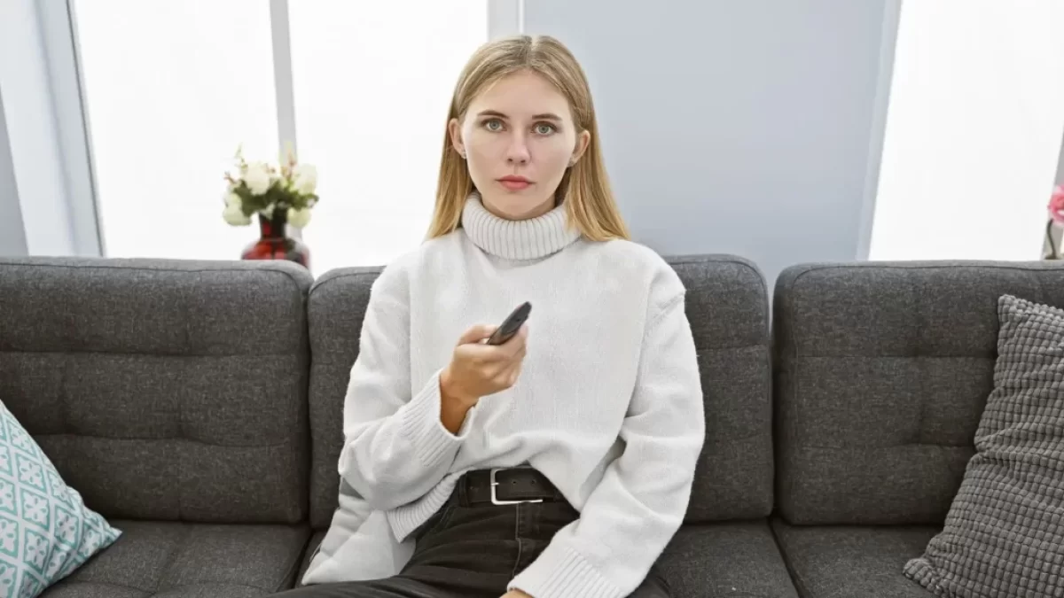 Dívka, dívající se na televizi