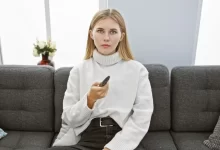 Dívka, dívající se na televizi