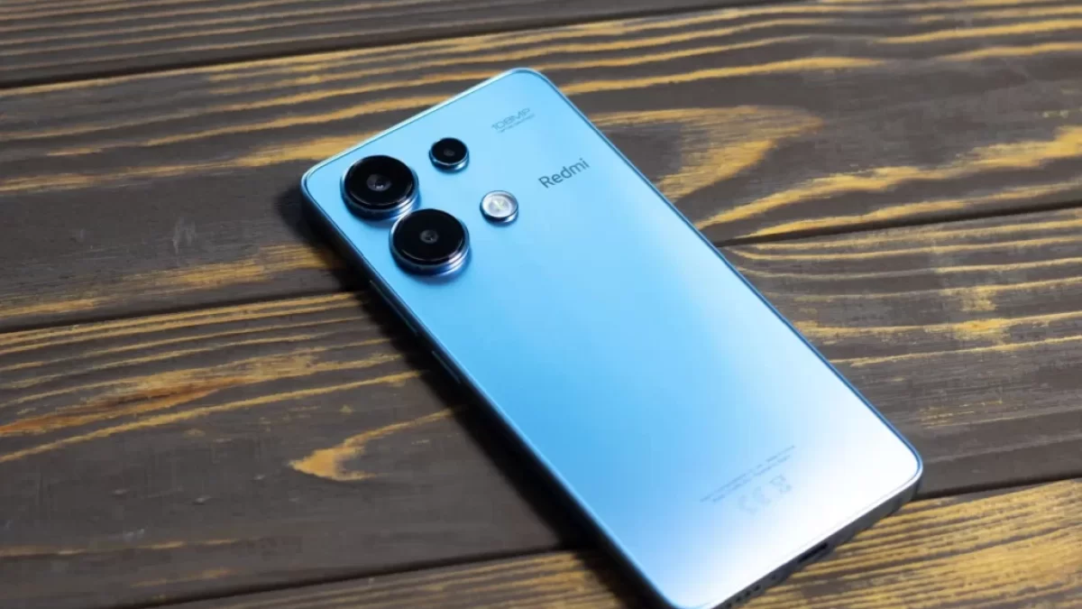 Redmi Note 13 na stole