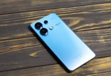 Redmi Note 13 na stole
