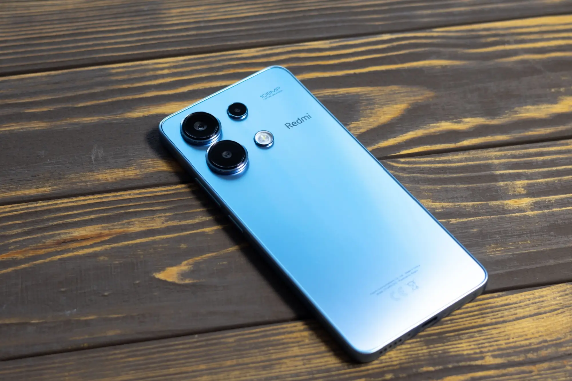 Redmi Note 13 na stole