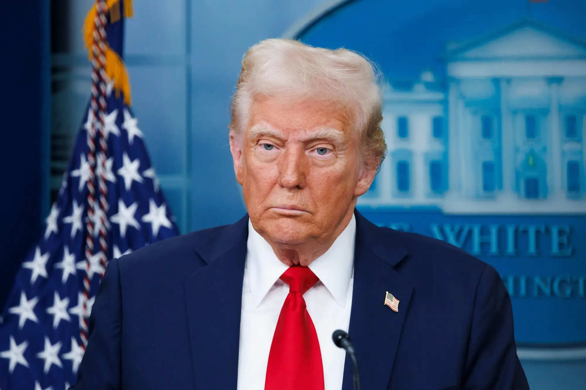 Shutterstock_2586170819 - ByznysDeník Donald Trump před novináři