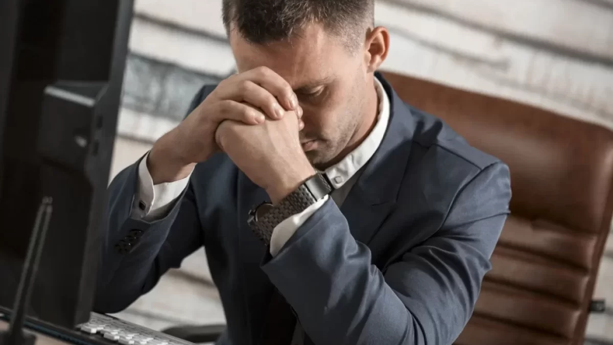 Nešťastný muž na pracovišti