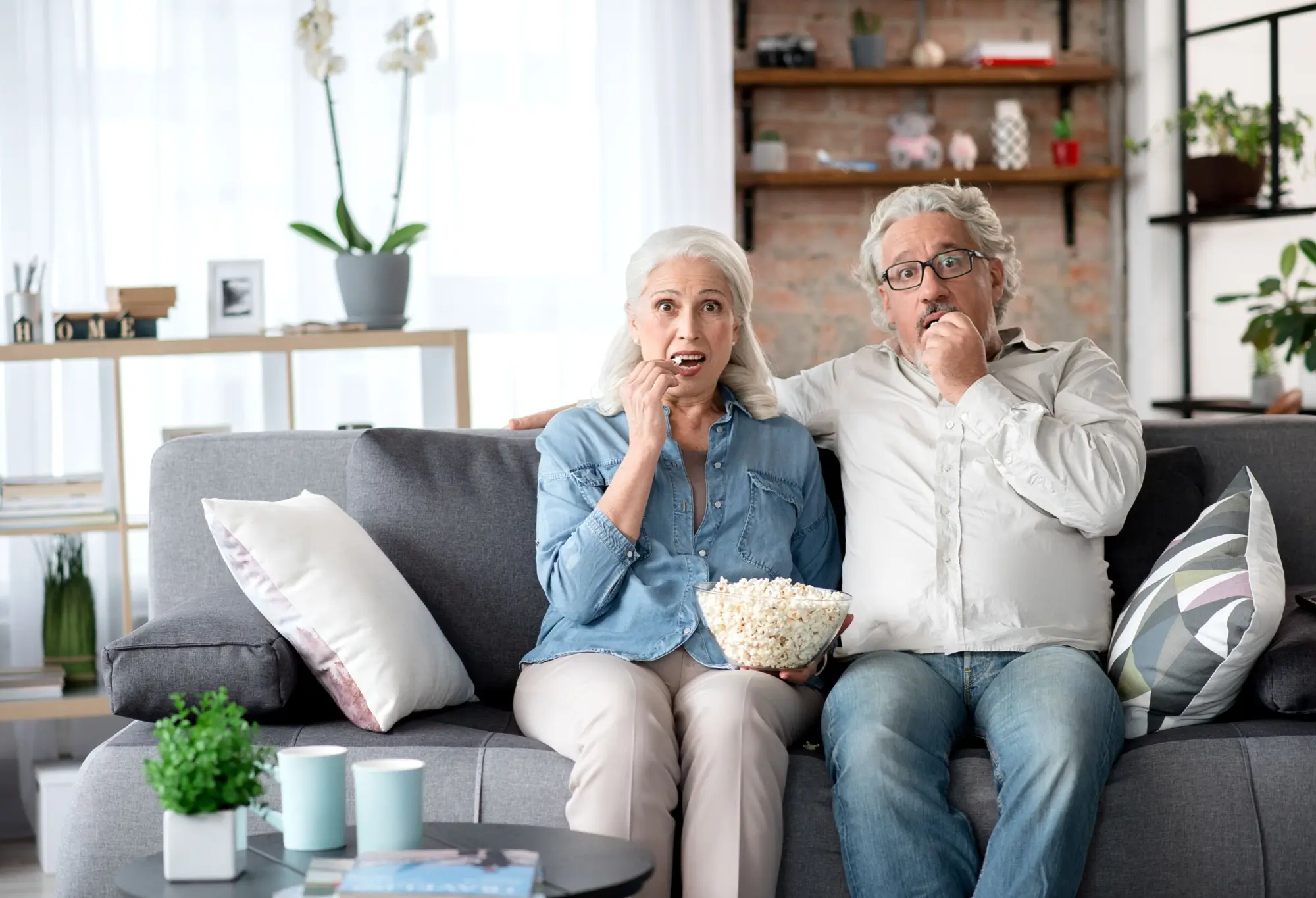 Shutterstock_744314623 - ByznysDeník Starší pár pojídá popcorn u televize