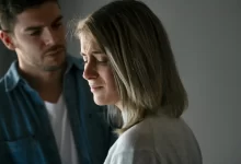Žena se cítí vyčerpaně ve vztahu.