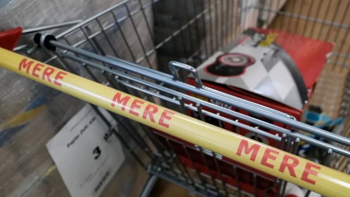Pohled na nákupní košík prodejny Mere.