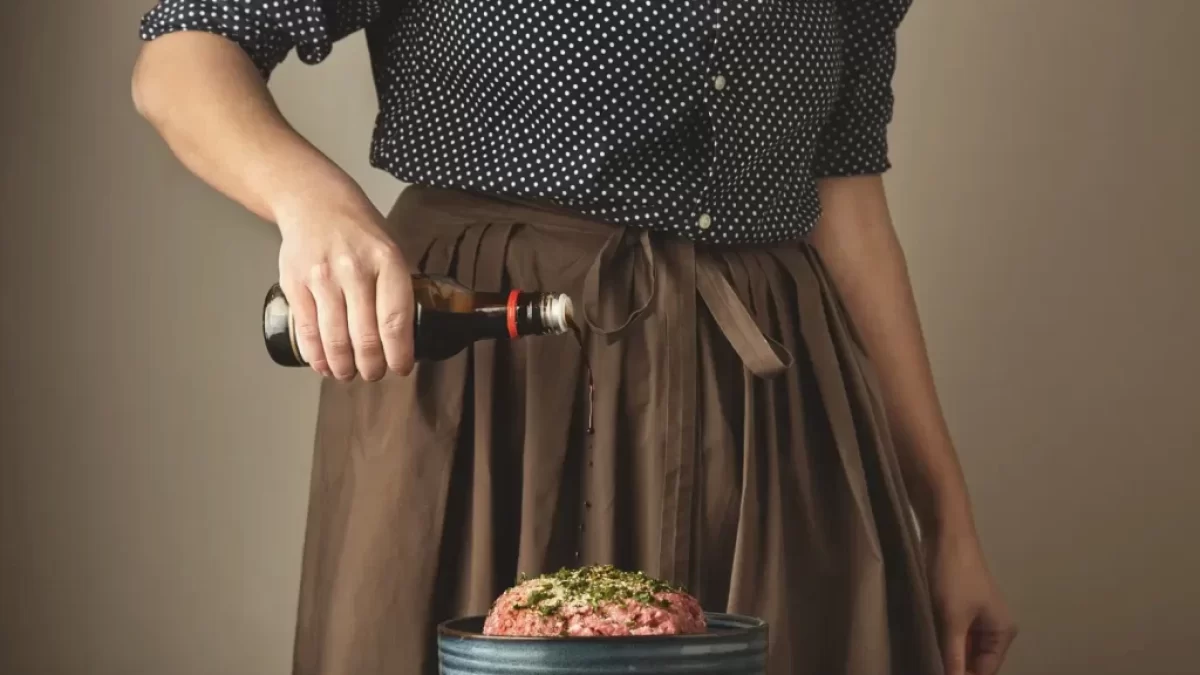 Žena připravuje jídlo.