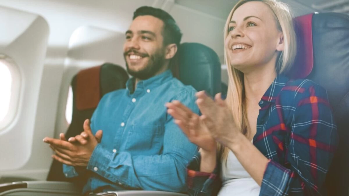 Tleskáte v letadle? Víme, proč byste neměli. Zdroj: Shutterstock