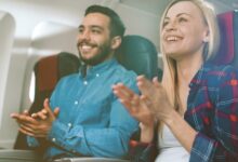 Tleskáte v letadle? Víme, proč byste neměli. Zdroj: Shutterstock