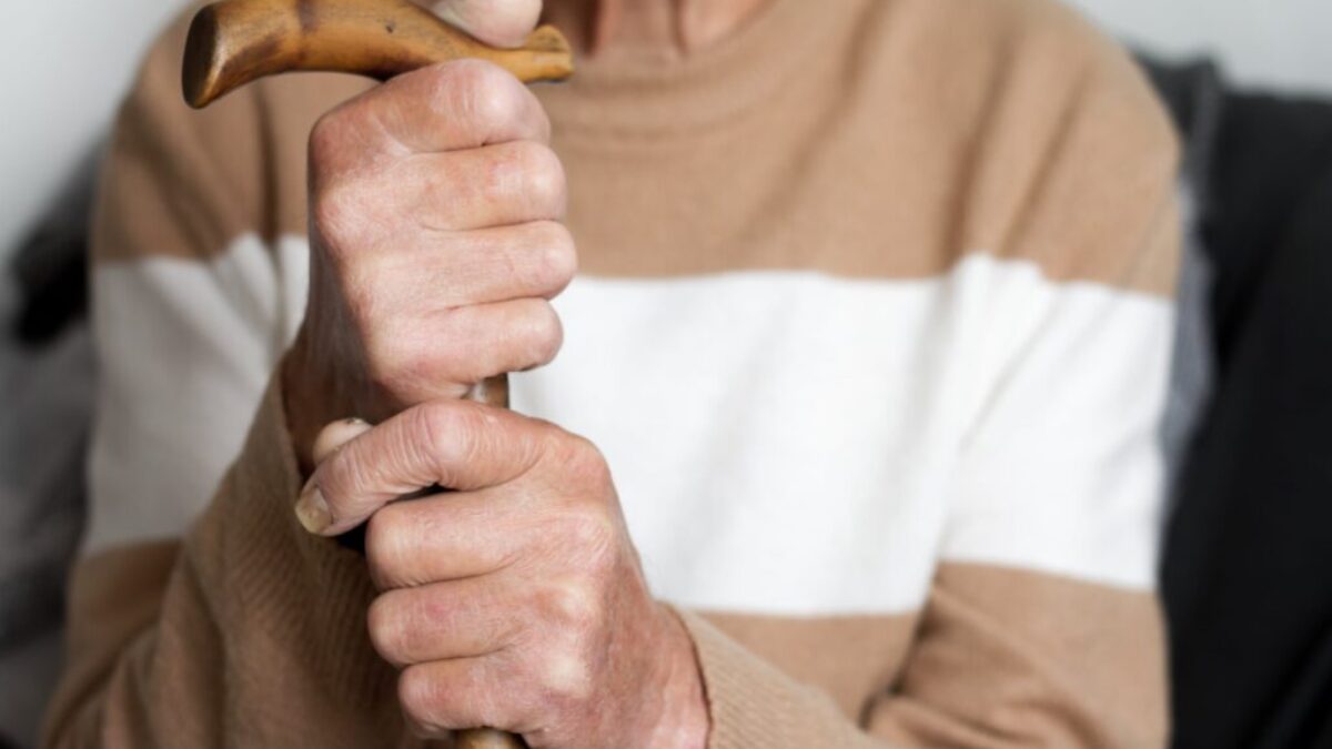 Navýšení důchodů v roce 2025? Ano, ale jen na oko. Reálně nám důchody klesají. Zdroj: Shutterstock