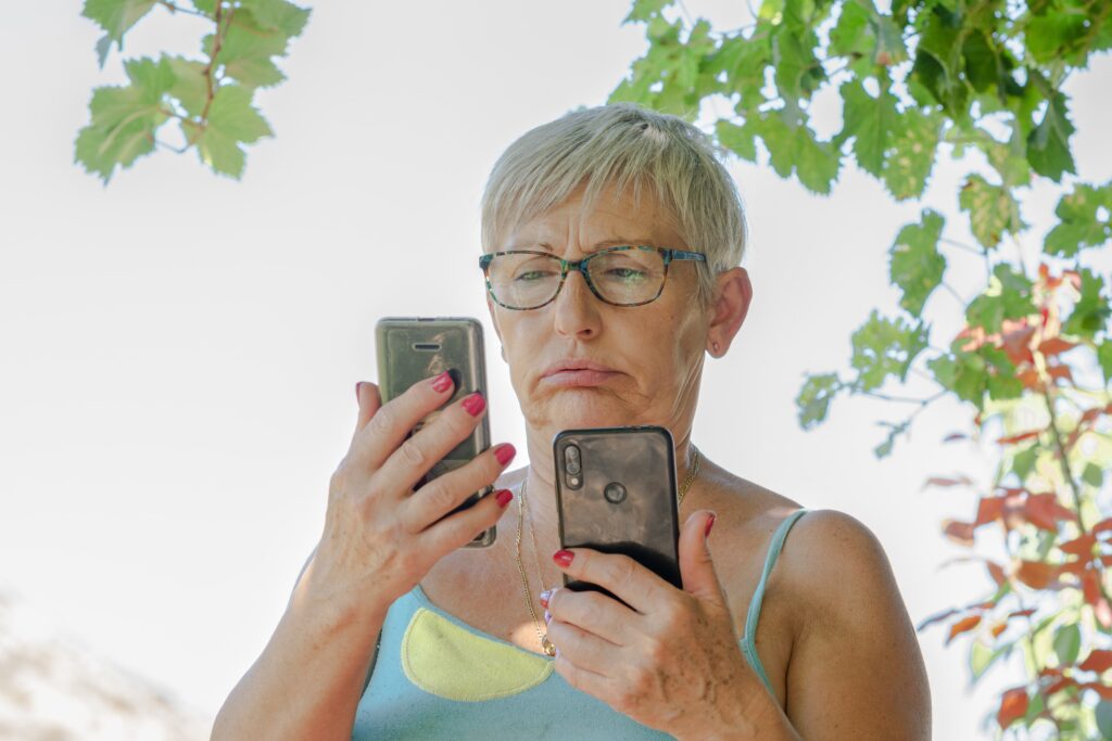 žena s mobilem - ByznysDeník