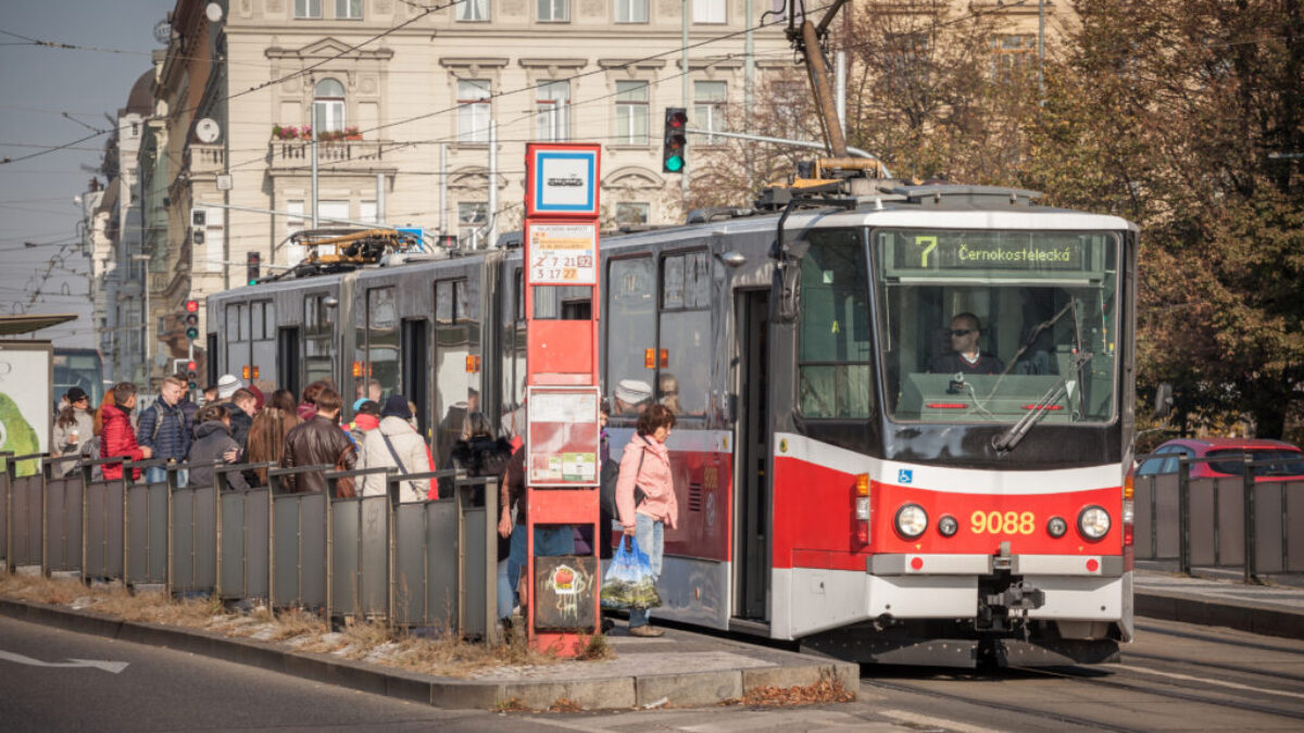 Pohled na tramvaj v centru Prahy