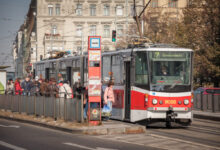 Pohled na tramvaj v centru Prahy