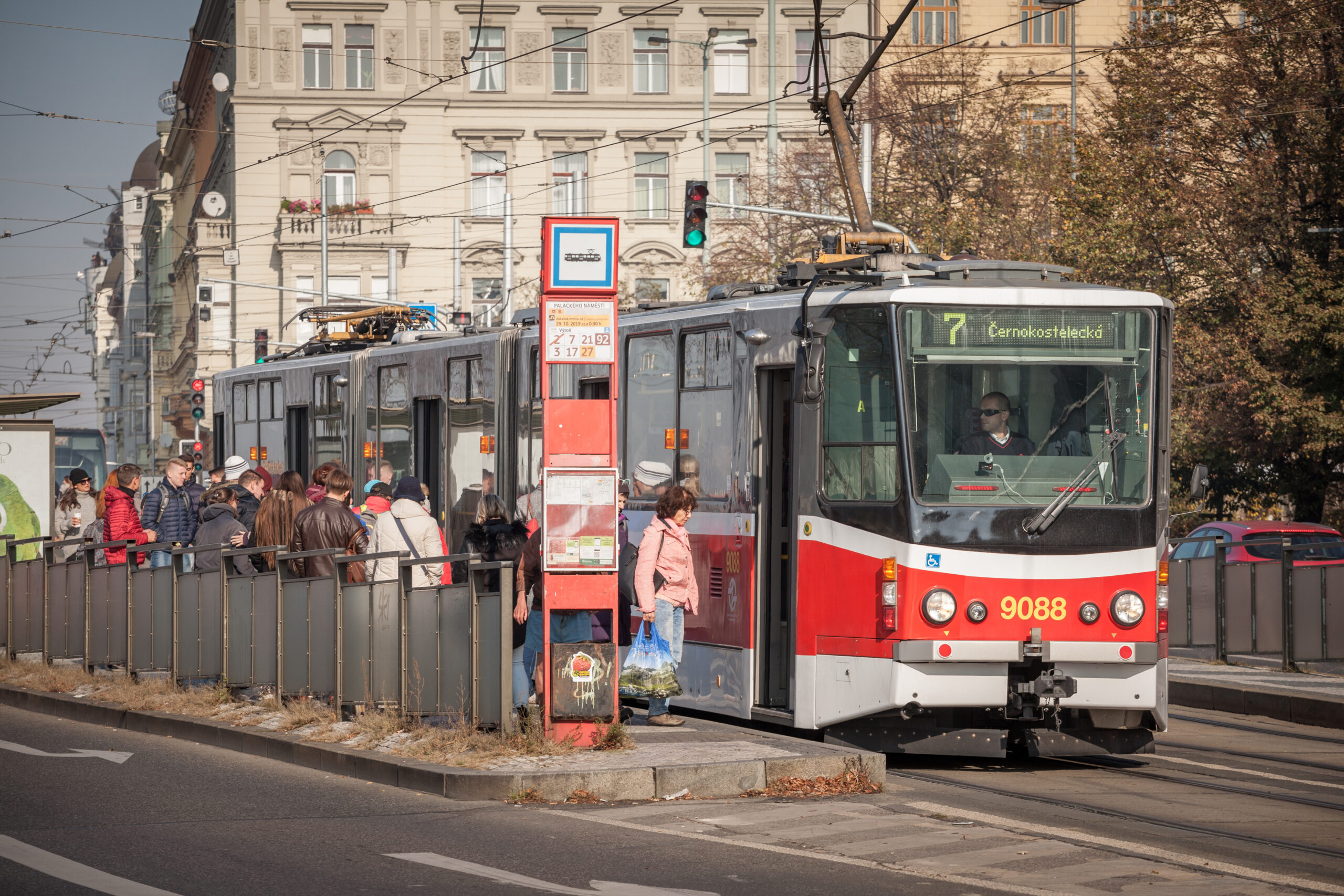 Pohled na tramvaj v centru Prahy