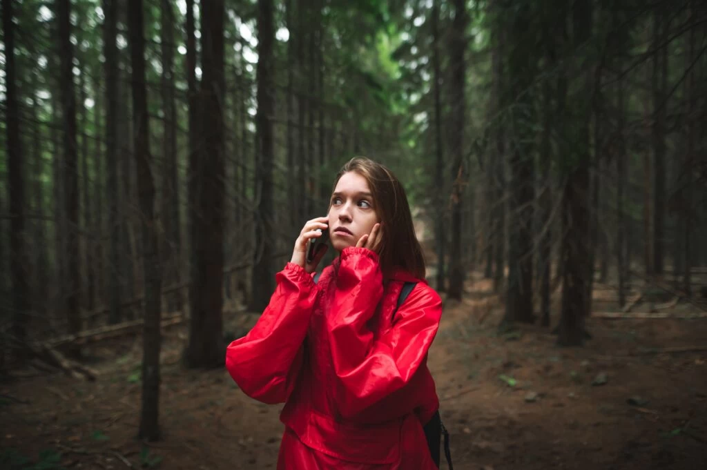 žena volá mobilem - ByznysDeník