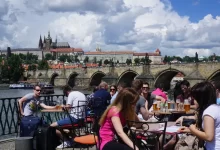 lidé v restauraci v Praze