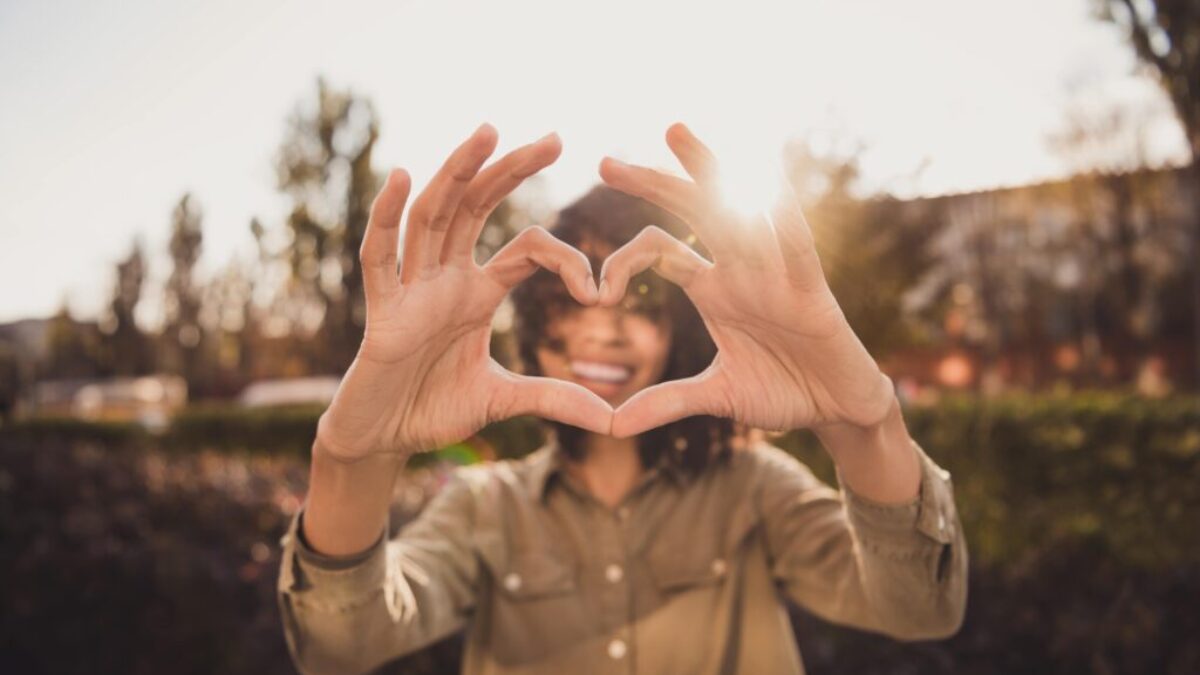 Štěstí je stav mysli, není to výsledek bohatství ani úspěchu. Štěstí můžete prožívat každý den. Zdroj: Shutterstock
