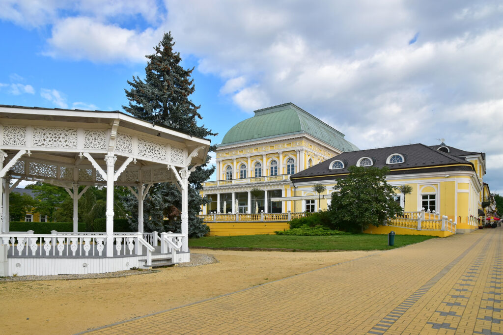Františkovy lázně patří mezi nejoblíbenější v České republice, Zdroj: Shutterstock.com - ByznysDeník Pohled do parku ve Františkových lázních