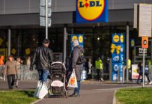 Lidé jdou nakupovat do Lidlu.
