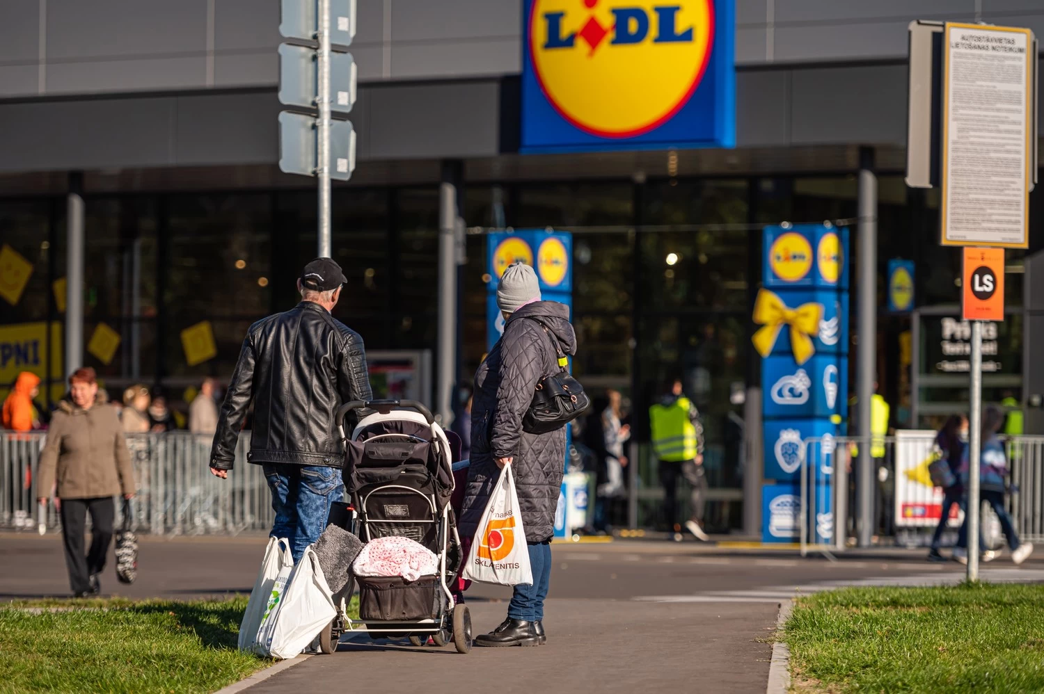 Lidé jdou nakupovat do Lidlu.