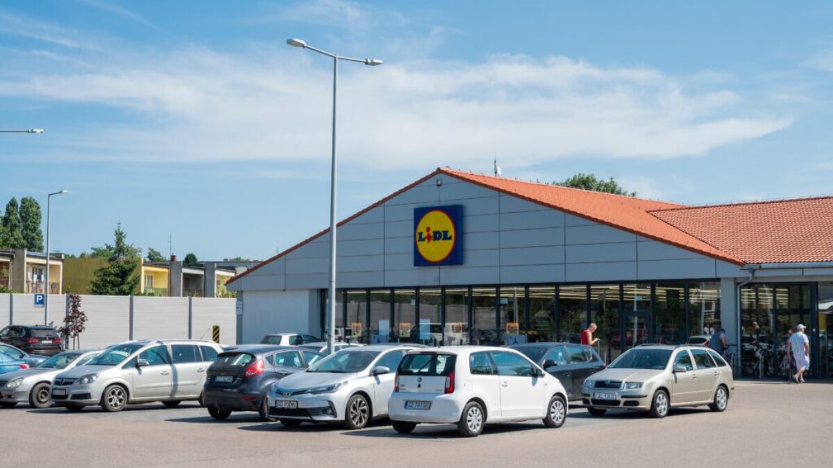 Parkoviště u Lidlu plné aut