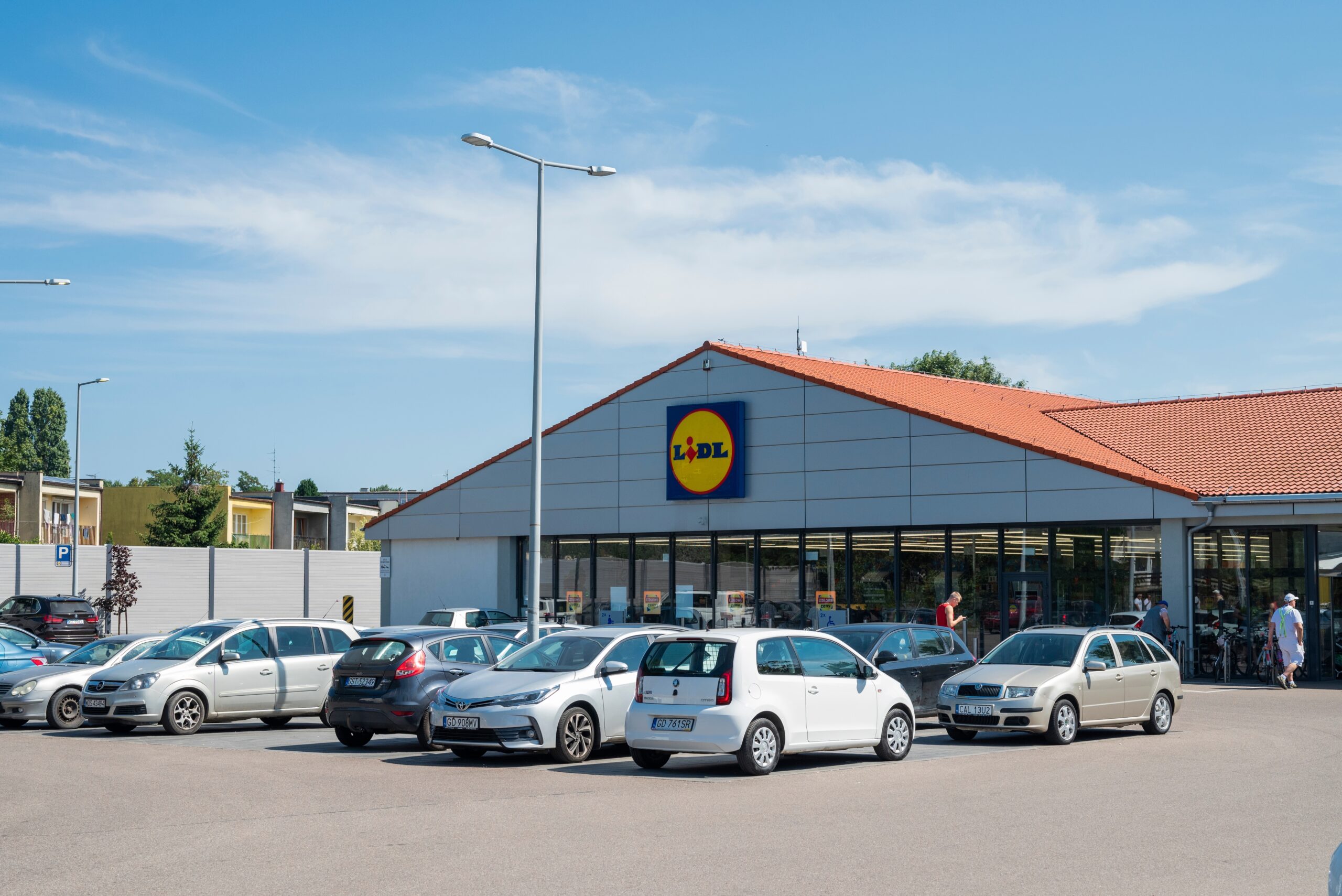 Parkoviště u Lidlu plné aut