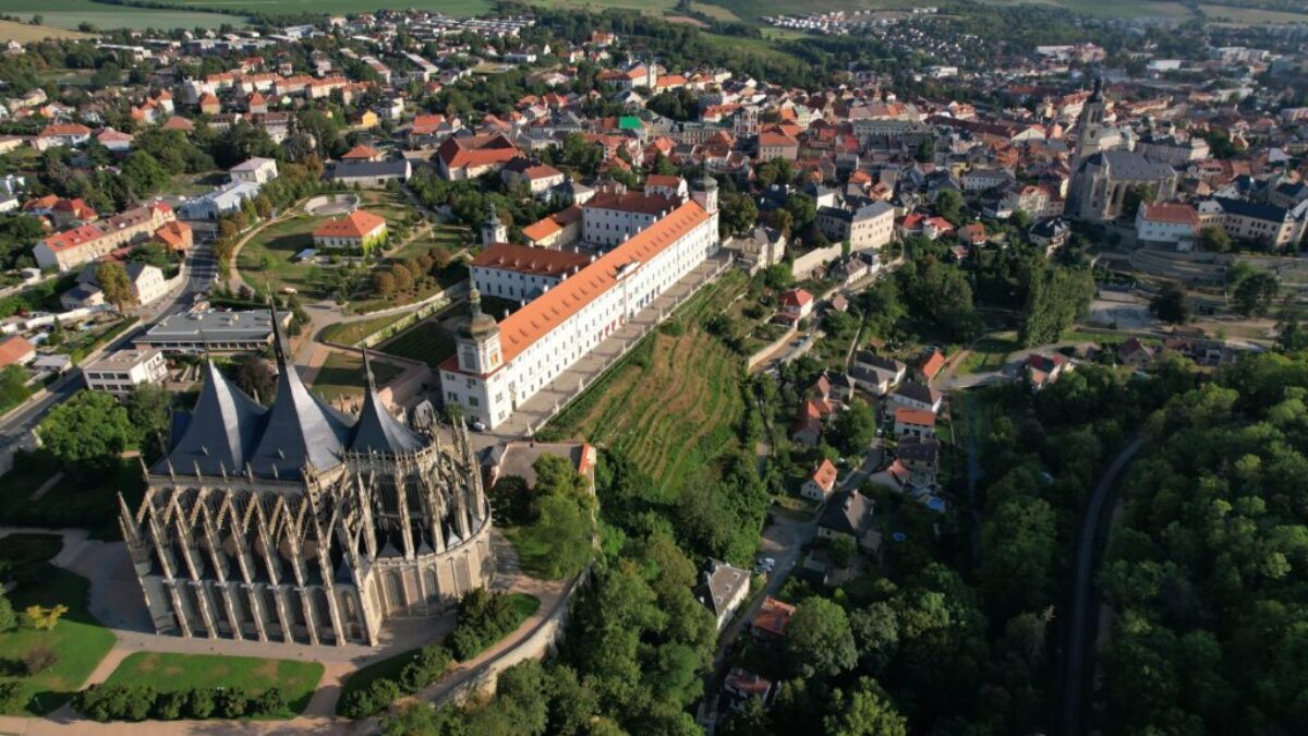 Kutná Hora, jedno z nejkrásnějších míst České republiky, jen hodinu od Prahy! Vydejte se s námi za poznáním tohoto místa. Zdroj: Shutterstock