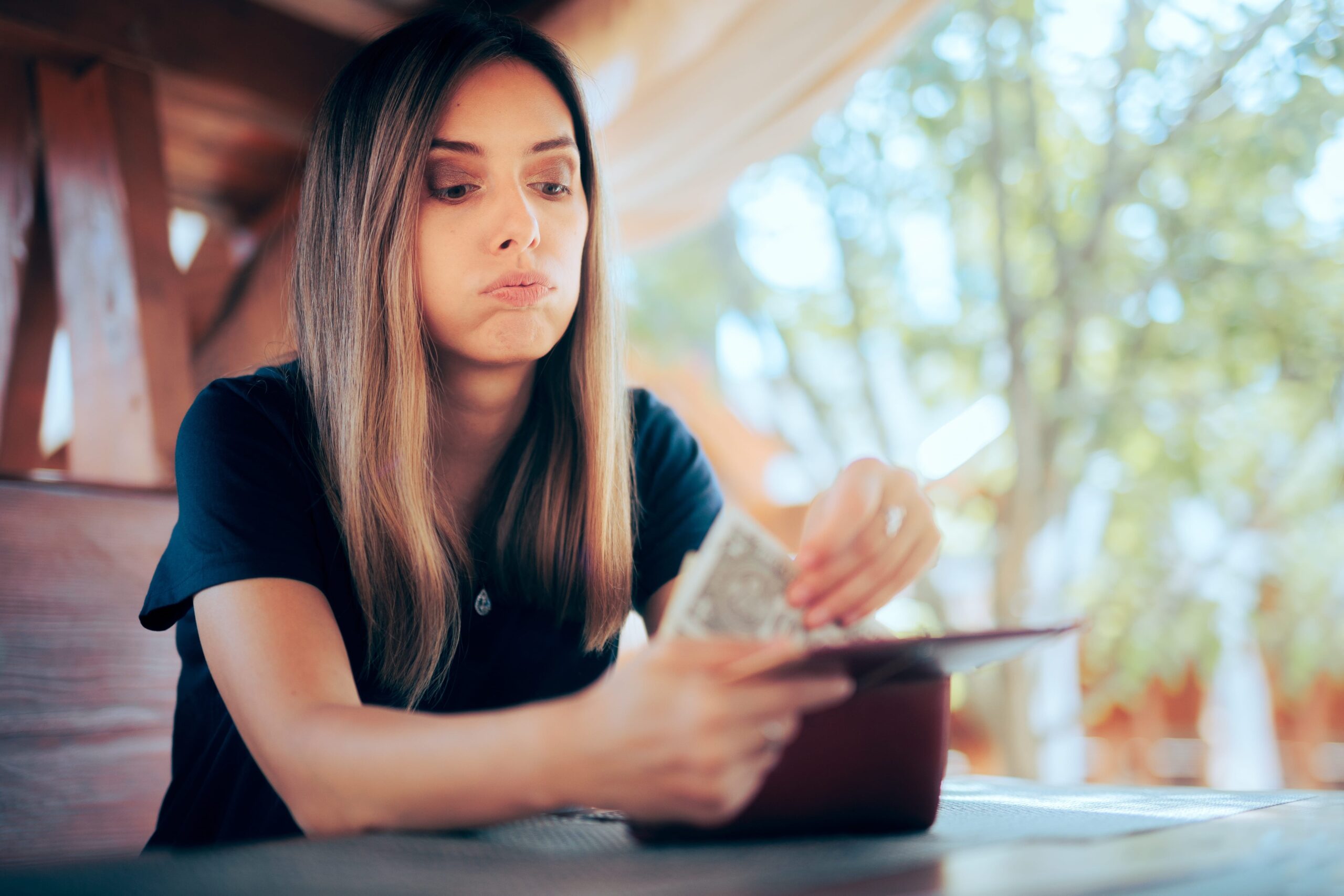 Celý měsíc těžká práce a na konci mzda, co stěží stačí na bydlení? I tak se žije v Česku. Zdroj: Shutterstock