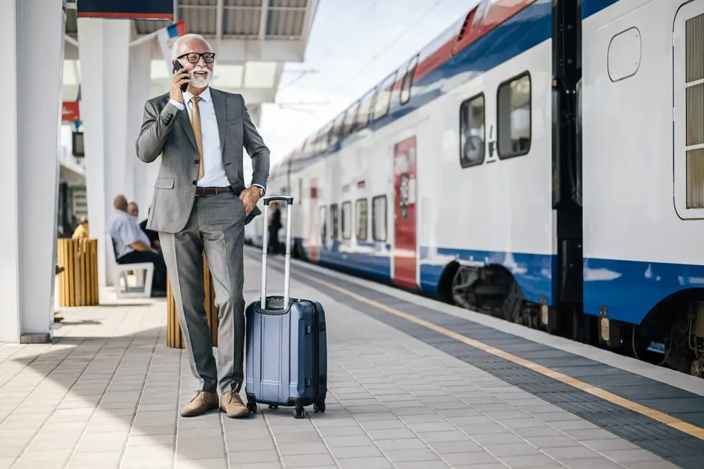 shutterstock_2225886383 - ByznysDeník senior u vlaku