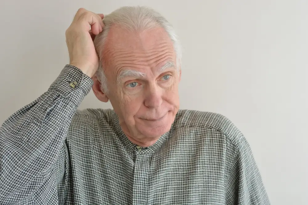 shutterstock_2293656565 - ByznysDeník zmatený senior