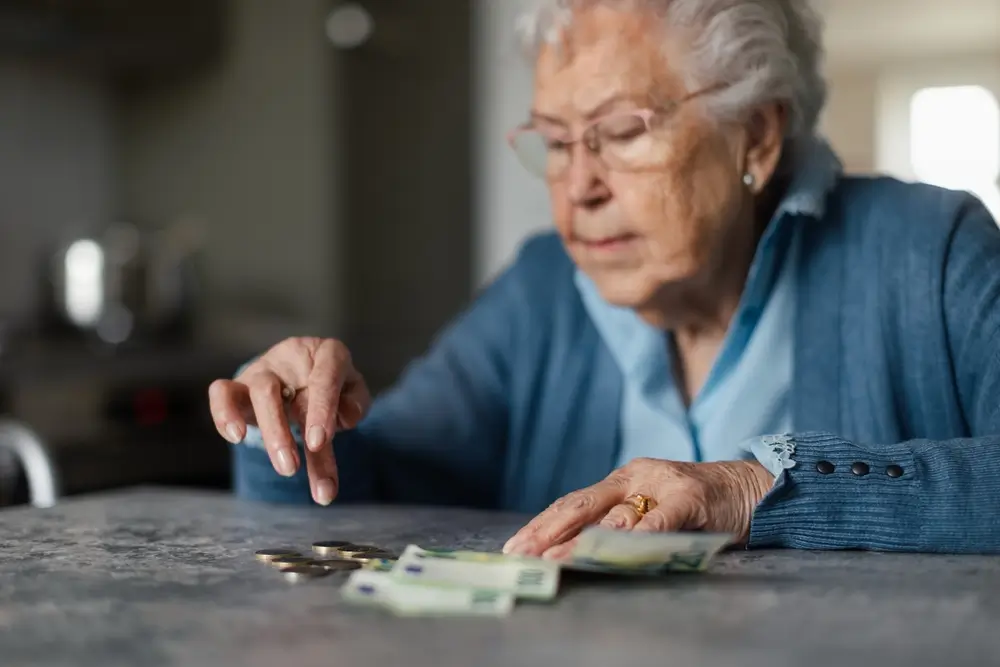 shutterstock_2296999425 - ByznysDeník seniorka počítá peníze