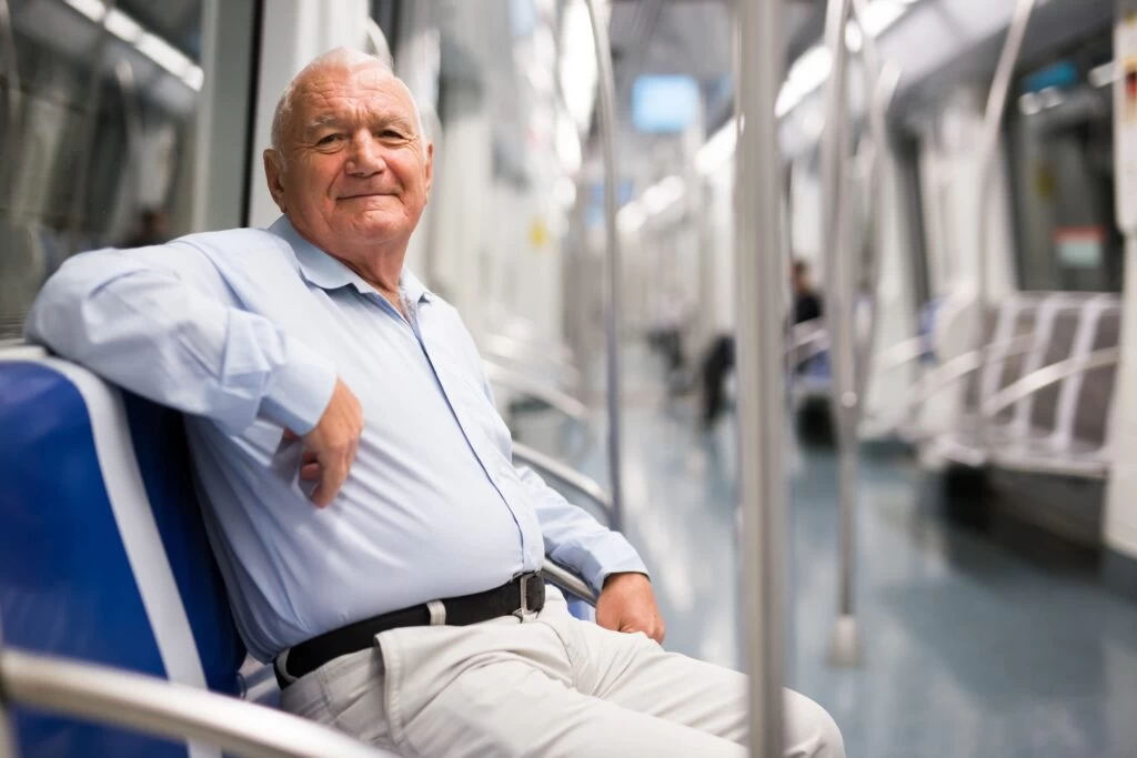 Také Pražská itegrovaná doprava seniorům zvýhodňuje jízdné, Zdroj: Shutterstock.com - ByznysDeník Senior sedí spokojeně ve vagonu metra