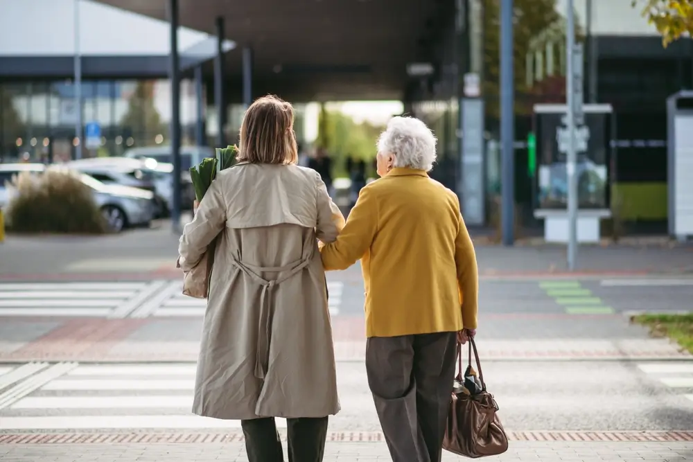 shutterstock_2387615651 - ByznysDeník žena pomáhá seniorce