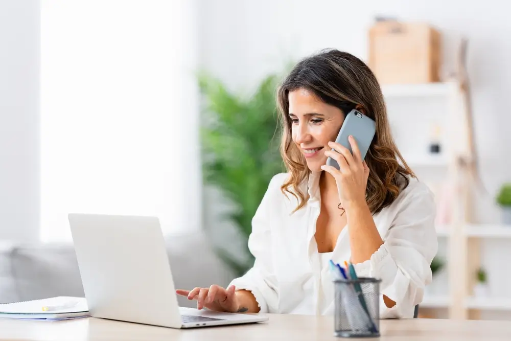 shutterstock_2442547037 - ByznysDeník žena telefonuje