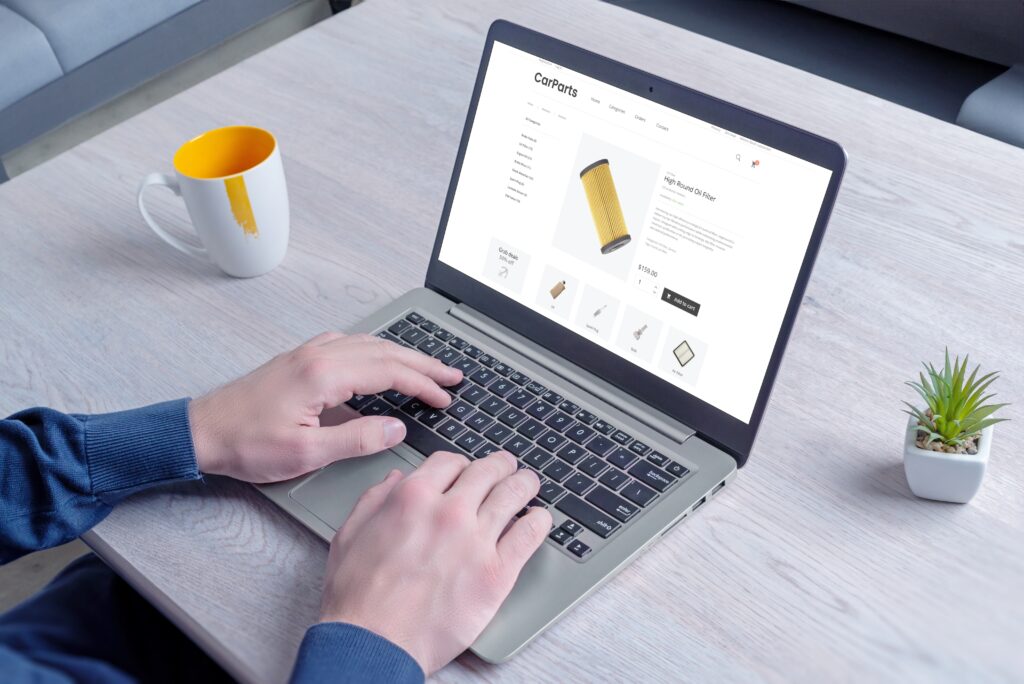 Od dubna už budete produkty z Mall nakupovat přímo na Allegru, Zdroj: Shutterstock.com - ByznysDeník Muž sedí u notebooku a vybírá zboží v e-shopu