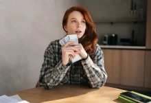 mladá žena s penězi