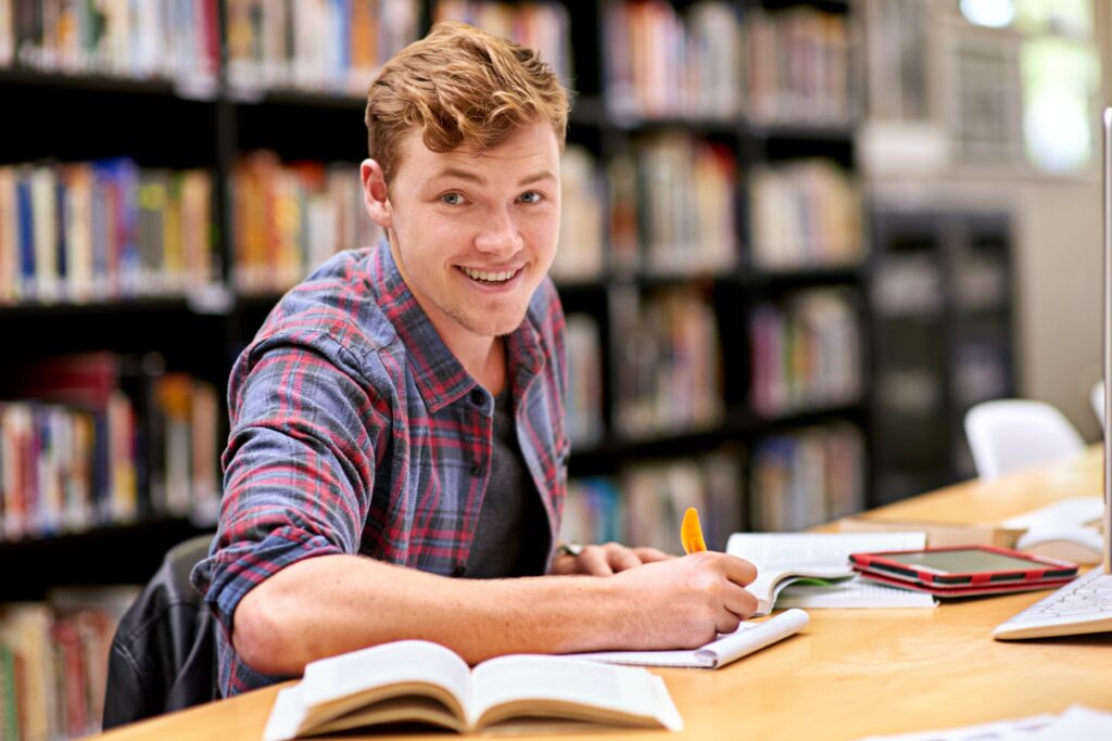 Máte znalosti ze školy, nebo vás baví se vzdělávat? Jak jste dopadli v testu? Zdroj: Shutterstock.com - ByznysDeník Student sedí v knihovně a vzdělává se