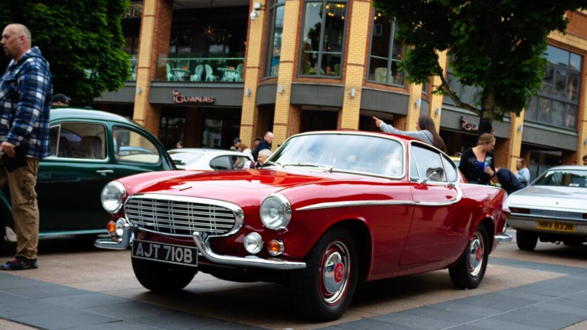 Starý automobil na ulici, červená barva, retro vůz