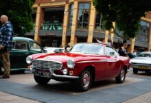 Starý automobil na ulici, červená barva, retro vůz