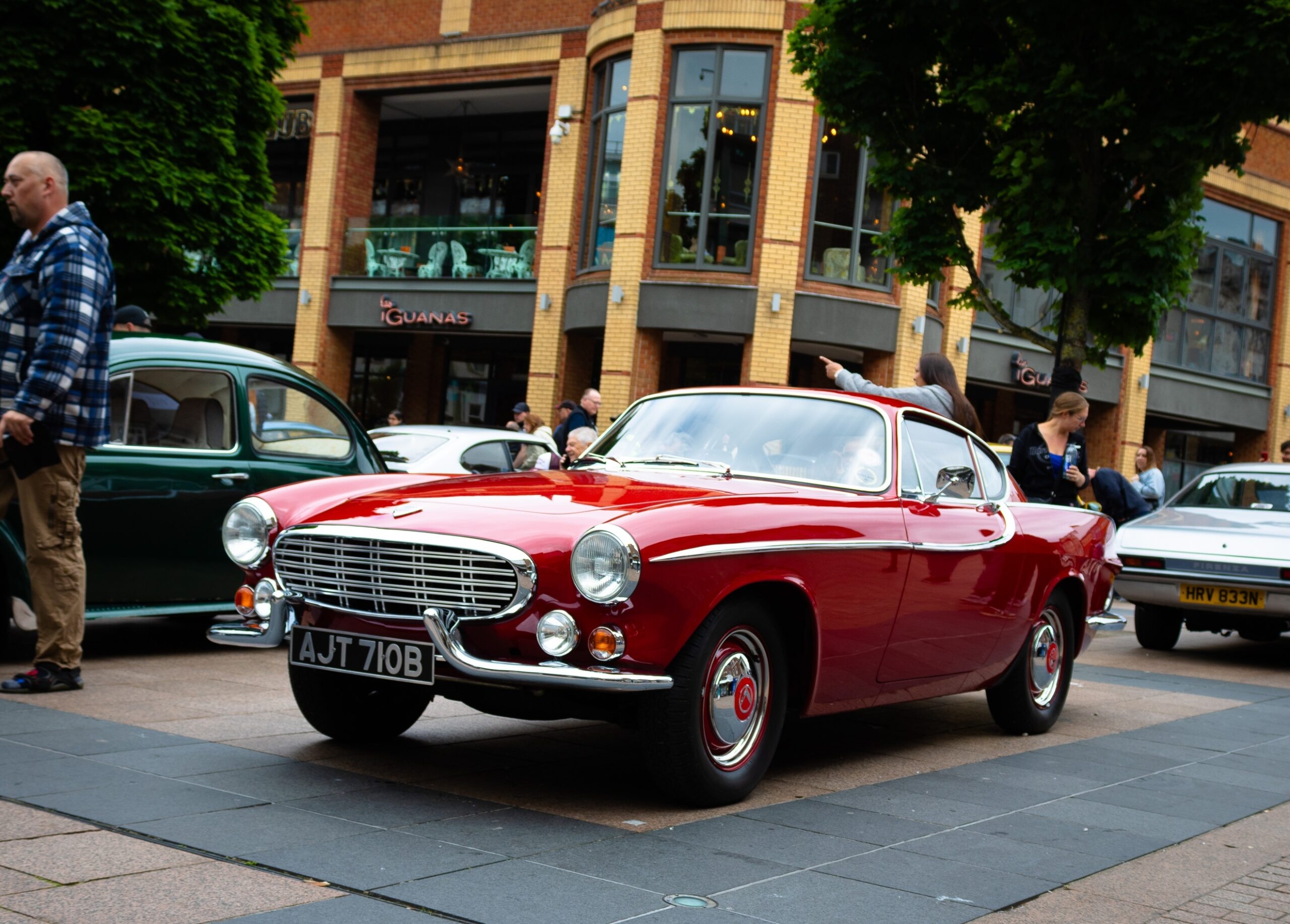 Starý automobil na ulici, červená barva, retro vůz