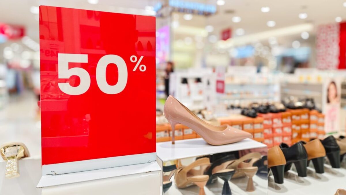 Slevy nejsou pro chudé, naopak, slevy vám ušetří spoustu peněz, které může utratit za něco jiného. Zdroj: Shutterstock