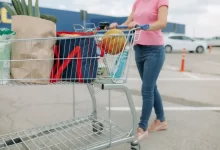 žena s nákupním košíkem