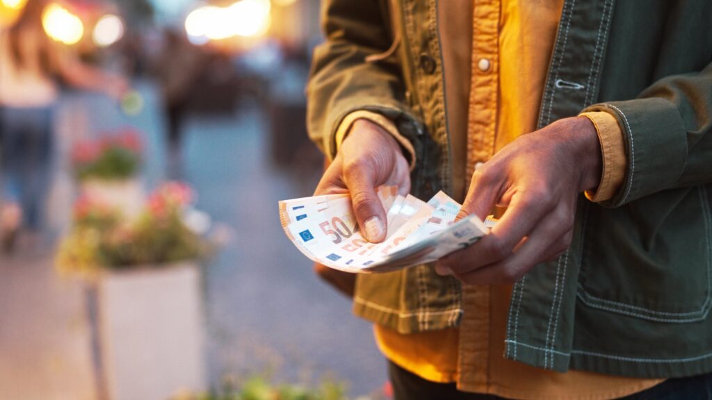 Správný výpočet závisí na správné analýze informací, zdroj: Shutterstock.com - ByznysDeník Muž drží v ruce papírové bankovky a počítá