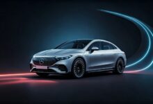 Vozidlo Mercedes-Benz svítí tyrkysovou barvou pro autonomní řízení